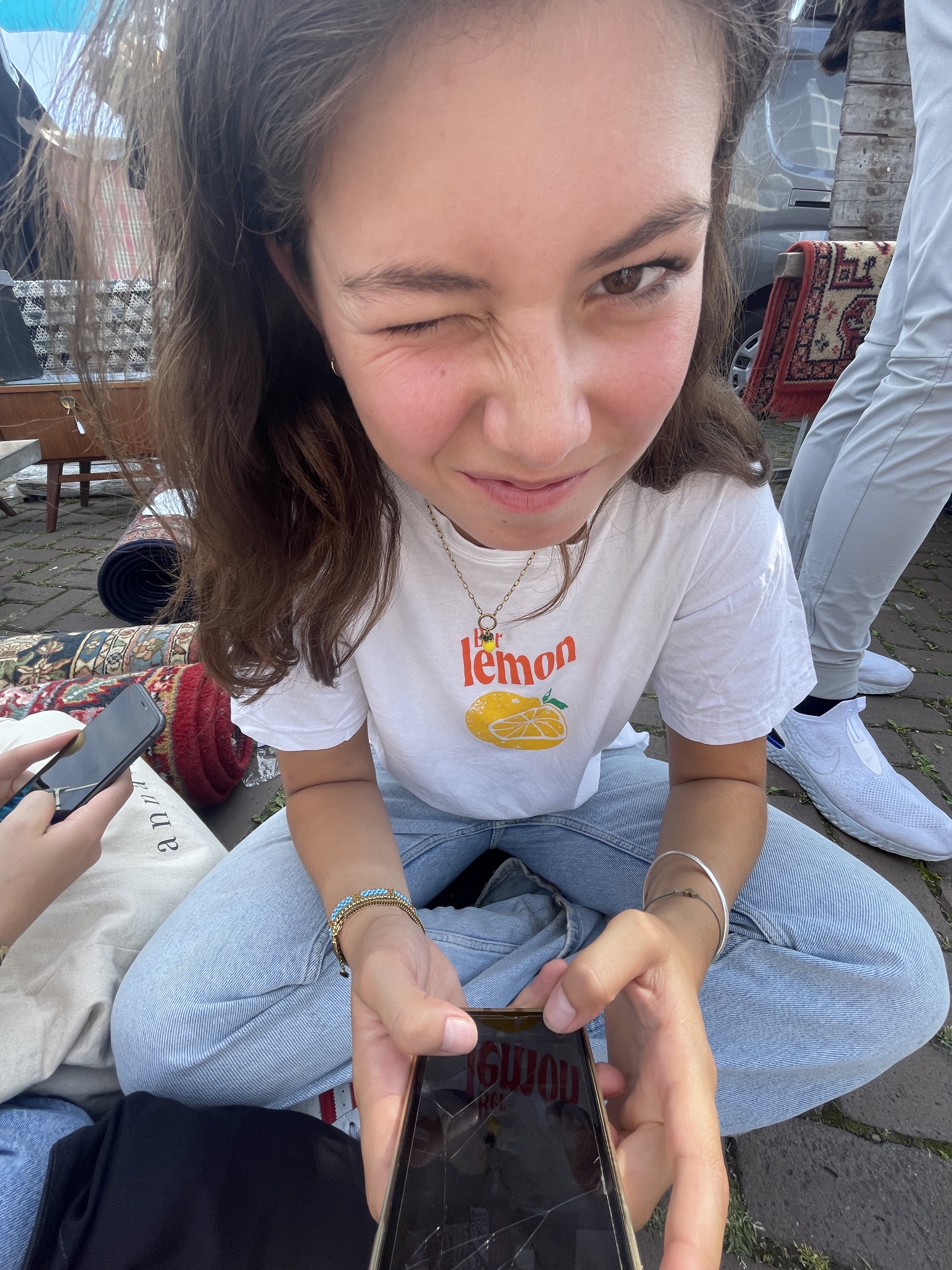 Foto van een vrouw met een wit t-shirt aan waarop een gele citroen is opgedrukt en de oranje text: Berlemon.
